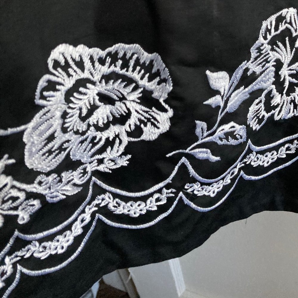 Anne Taylor Black Dress w Floral embroidery NWT 4P - Picture 4 of 5